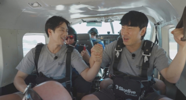 ▲'부산촌놈 in 시드니' 스카이다이빙(사진제공=tvN)