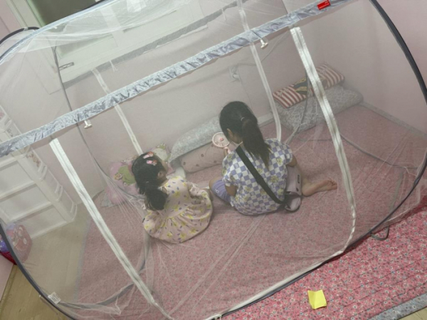 ▲저소득 가구 아동을 위해 설치한 원터치 모기장 텐트. (자료제공=영등포구)