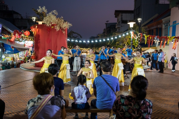 ▲태국 방콕의 한 거리에서 관광객들이 전통 춤 공연을 관람하고 있다. 방콕/신화뉴시스

