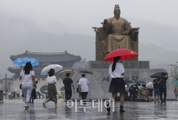 ▲전국 곳곳에 비가 내리는 11일 오전 서울 종로구 광화문광장에서 우산을 쓴 시민들이 발걸음을 재촉하고 있다. 조현호 기자 hyunho@