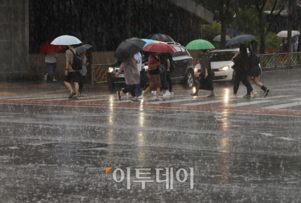 ▲서울 전역에 호우주의보가 내려진 11일 오후 서울 강서구 발산역 일대에서 우산을 쓴 시민들이 발걸음을 재촉하고 있다. 조현호 기자 hyunho@