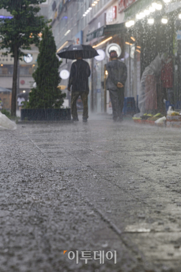 ▲서울 전역에 호우주의보가 내려진 11일 오후 서울 강서구 발산역 일대에서 우산을 쓴 시민들이 발걸음을 재촉하고 있다. 조현호 기자 hyunho@