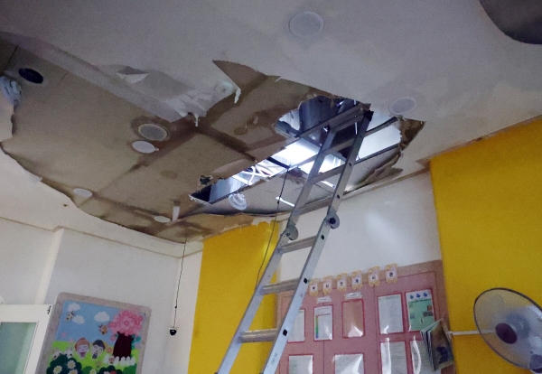 ▲폭우가 쏟아진 11일 광주 북구 한 아파트 어린이집 천장 일부가 무너졌다. 이 사고로 인명피해는 발생하지 않았다. (연합뉴스)
