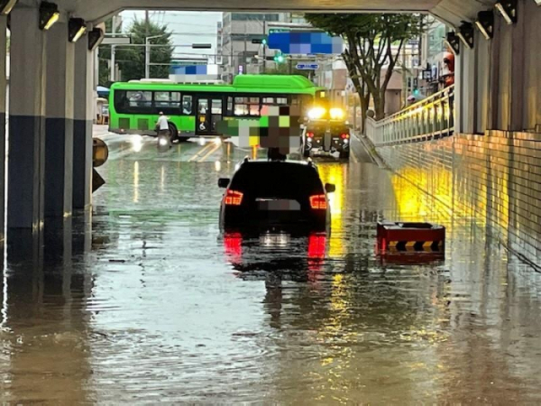 ▲11일 서울시에 집중호우가 내리면서 지하차도가 물에 잠겨 있다. (연합뉴스)