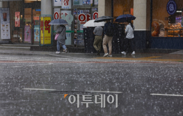▲서울 전역에 호우주의보가 내려진 11일 오후 서울 강서구 발산역 일대에서 우산을 쓴 시민들이 발걸음을 재촉하고 있다.  (조현호 기자 hyunho@)