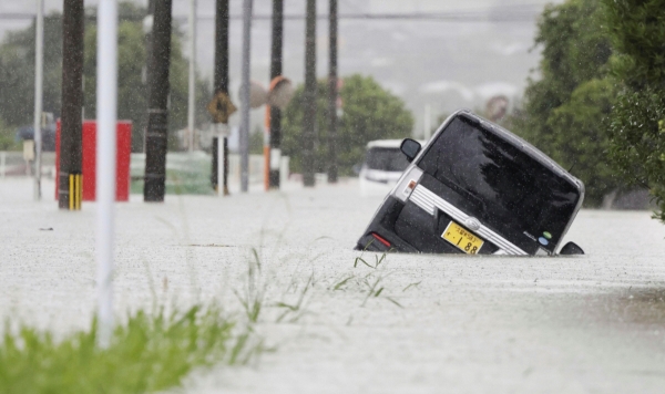 ▲10일 집중호우로 침수된 일본 후쿠오카현 구루메시의 도로에서 한 차량이 오도가도 못하고 있다. 최근 후쿠오카현과 오이타현에서 수십년간 경험한 적 없는 수준의 폭우가 내리며 일부 하천이 범람하고 산사태가 발생하자 이날 기상청은 재해대책기본법에 따라 호우 피해가 예상되는 지역의 2만여 가구 거주민 5만여명에 인명 피해 우려에 주의를 촉구하는 ‘긴급안전확보’ 명령을 내렸다. (AP/연합뉴스)
