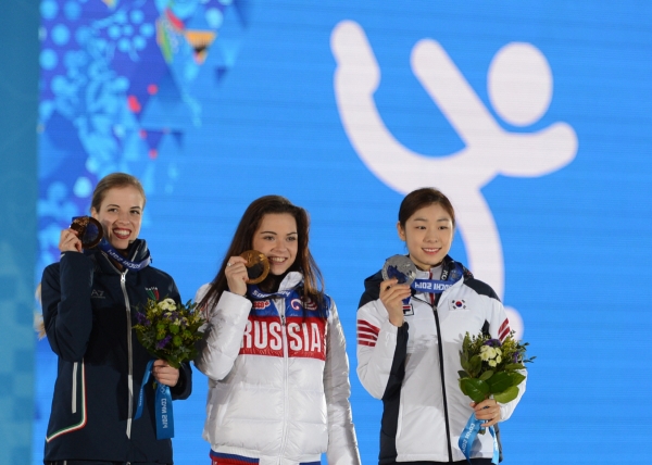 ▲소치 동계 올림픽에서 2014년 2월 21일 아델리나 소트니코바(가운데)와 김연아가 시상대에 올라 메달을 들고 있다. 소치(러시아)/신화뉴시스
