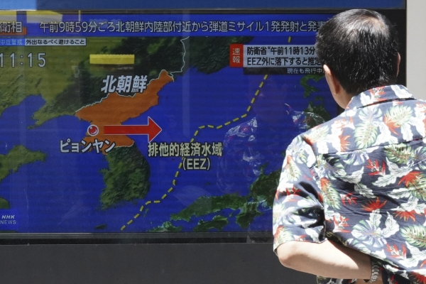 ▲12일 일본 도쿄에서 한 남성이 북한의 미사일 발사 관련 TV 뉴스를 시청하고 있다. 도쿄/AP뉴시스

