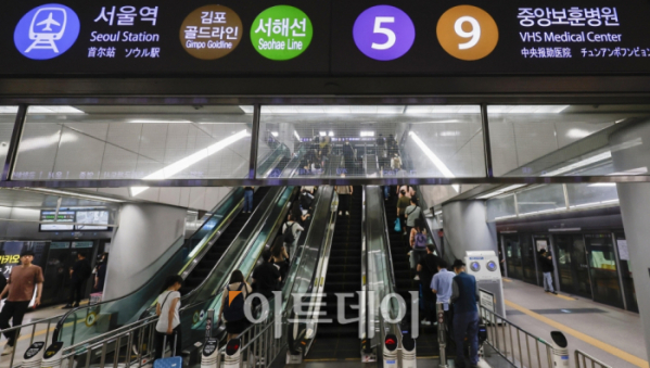 ▲올해 10월부터 서울 지하철 기본요금이 1400원으로 오른다. 서울 시내버스는 다음 달부터 1500원으로 인상된다. 