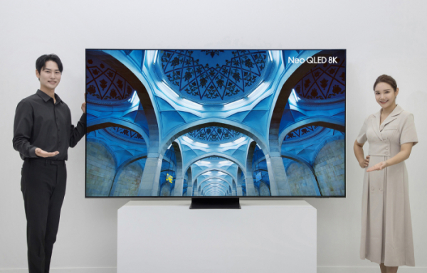 ▲삼성전자가 13일 출시한 87형 네오 QLED 8K TV를 모델들이 소개하고 있다.  (제공=삼성전자)