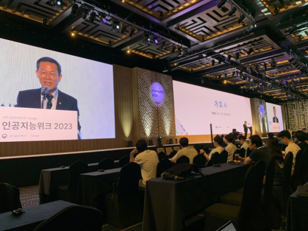 ▲이종호 과학기술정보통신부 장관이 13일 오전 서울 강남구 그랜드인터컨티넨탈호텔에서 열린'인공지능위크 2023 개회식' 에서 개회사를 하고 있다. (김나리 기자)