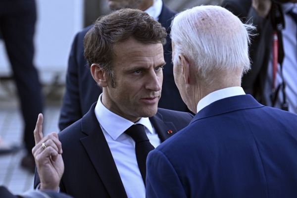 ▲에마뉘엘 마크롱(왼쪽) 프랑스 대통령이 5월 20일(현지시간) 일본 히로시마에서 열린 주요7개국(G7) 정상회의에서 단체사진을 촬영하기 전 조 바이든 미국 대통령과 이야기를 나누고 있다. 히로시마/AP뉴시스
