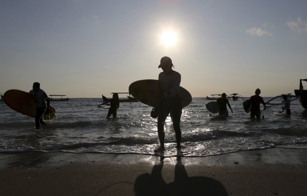 ▲인도네시아 발리의 꾸따 비치에서 서퍼들이 서핑을 즐기고 있다.
 (발리(인도네시아)/AP뉴시스)