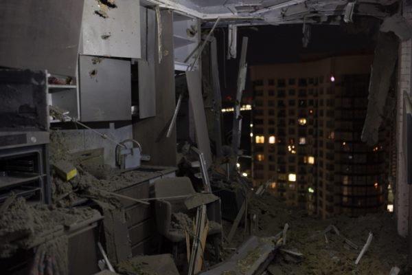 ▲우크라이나 수도 키이우의 한 아파트가 13일(현지시간) 새벽 러시아 공습을 받아 내부가 뻥 뚫려 있다. 키이우/AP뉴시스