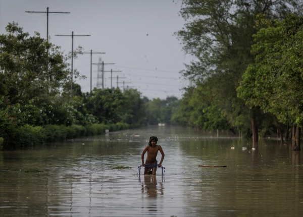 ▲인도 뉴델리에서 13일(현지시간) 한 시민이 물에 잠긴 도로 위를 걷고 있다. 뉴델리/로이터연합뉴스
