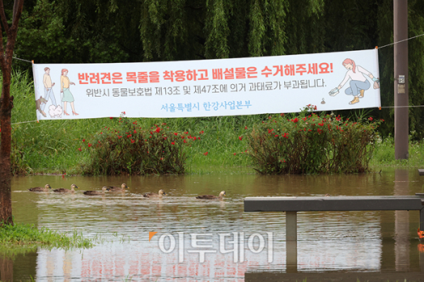 ▲전국 대부분 지역에 강한 장맛비가 쏟아지는 14일 서울 반포 한강공원이 전날 내린 집중호우로 물에 잠겨 있다. 고이란 기자 photoeran@