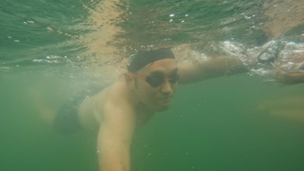 ▲지난해 아쿠아슬론 대회 참가자가 맑아진 석촌호수에서 수영을 하고 있다. (사진제공=롯데물산)