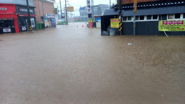 ▲전북에 이틀째 200㎜가 넘는 폭우가 쏟아진 가운데 군산시 미성초등학교 앞 도로가 물에 잠겼다. (연합뉴스)