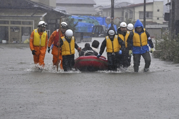 ▲일본 아키타현에서 15일 폭우가 쏟아지는 가운데 구조대원들이 보트로 주민을 대피시키고 있다. 아키타(일본)/AP연합뉴스
