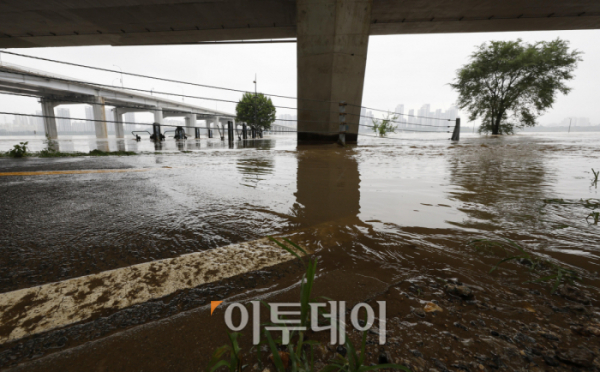 ▲중부지방 집중호우로 한강 수위가 상승한 가운데 16일 서울 잠수교 일대가 물에 잠겨 있다. 조현호 기자 hyunho@