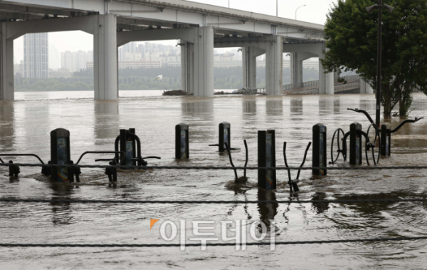 ▲중부지방 집중호우로 한강 수위가 상승한 가운데 16일 서울 잠수교 일대가 물에 잠겨 있다. 조현호 기자 hyunho@