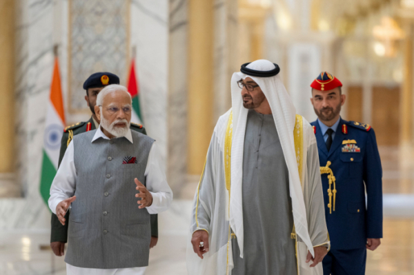 ▲나렌드라 모디(왼쪽) 인도 총리가 15일(현지시간) 아랍에미리트(UAE) 아부다비에서 셰이크 칼레드 빈 무함마드 빈 자예드 알 나흐얀 왕세자를 만나 이야기를 나누고 있다. 아부다미/EPA연합뉴스