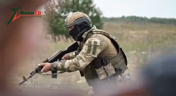 ▲벨라루스 국방부가 공개한 동영상의 한 장면. 바그너 용병이 14일(현지시간) 벨라루스 수도 민스크에서 동남쪽으로 약 90㎞ 떨어진 소도시 아시포비치 인근 군사 지역에서 벨라루스 군인들에게 군사 훈련을 위한 시범을 보이고 있다. 아시포비치(벨라루스)/AP연합뉴스

