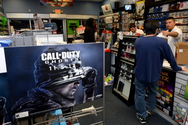 ▲2013년 11월 5일 미국 네바다주 노스라스베이거스에서 열린 비디오 게임 행사장에 ‘콜 오브 듀티(Call of Duty)’ 포스터가 전시돼 있다. 노스라스베이거스(미국)/AFP연합뉴스
