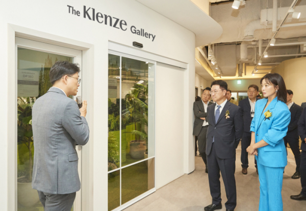 ▲김희선(오른쪽) 클렌체 모델과 정재훈(가운데) KCC 대표가 창호 제품 설명을 듣고 있다. (사진제공=KCC)