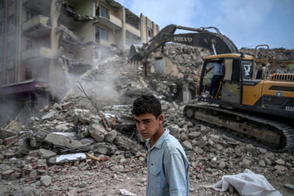 ▲튀르키예 사만다그에서 9일 한 청년이 지진 피해 복구 현장을 지나고 있다. 사만다그(튀르키예)/AFP연합뉴스
