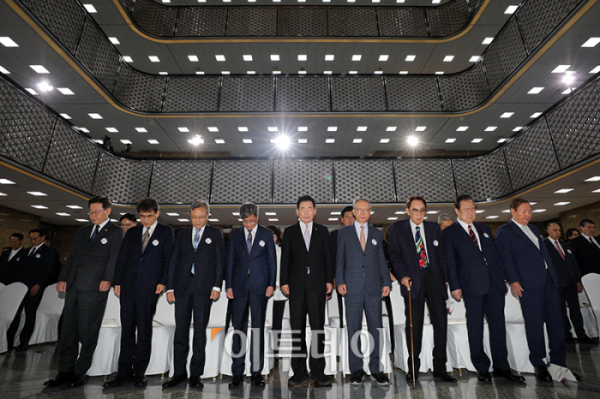 ▲김진표 국회의장이 17일 서울 여의도 국회에서 열린 제75주년 제헌절 경축식에서 참석자들과 묵념을 하고 있다. 앞줄 왼쪽부터 이재명 더불어민주당 대표, 노태악 중앙선거관리위원회 위원장, 유남석 헌법재판소장, 김명수 대법원장, 김 의장. 고이란 기자 photoeran@