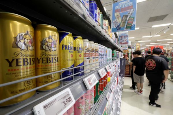 ▲최근 한일 관계가 개선되고 일본 맥주에 대한 불매운동도 약화하며 일본 맥주 수입 규모가 3배 이상으로 급증했다. 지난달 17일 관세청 무역통계에 따르면 지난달 일본 맥주 수입량은 5553t으로 지난해 동월보다 264.9% 늘었고, 수입액은 456만달러로 291.1% 증가했다. 이는 지난 2019년 일본의 대 한국 반도체 수출 규제 조치 이후 최대치며, 지난달 일본 맥주 수입량은 우리나라 전체 맥주 수입량의 27.1%를 기록해 1위를 되찾았다. 이날 서울의 한 대형마트에 일본 맥주가 진열돼 있다. 신태현 기자 holjjak@