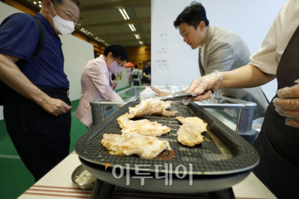 ▲17일 서울 강남구 코엑스에서 열린 '한돈페스타(K-pork Festa)'에서 관람객들이 돼지고기를 살펴보고 있다. 조현호 기자 hyunho@
