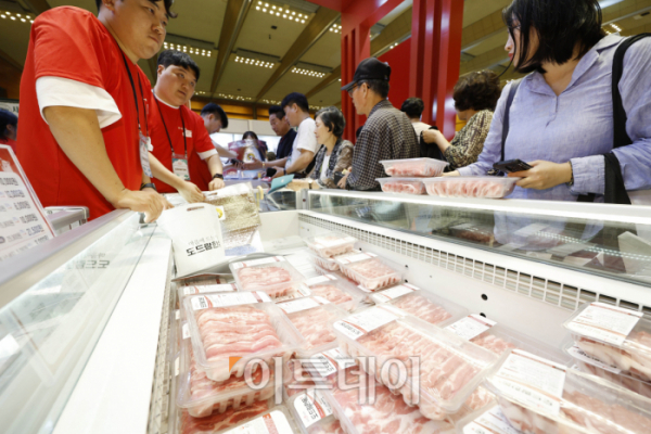 ▲17일 서울 강남구 코엑스에서 열린 '한돈페스타(K-pork Festa)'에서 관람객들이 돼지고기를 살펴보고 있다. 조현호 기자 hyunho@