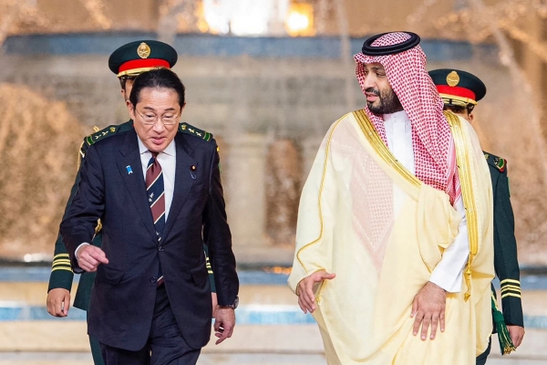 ▲기시다 후미오(왼쪽) 일본 총리와 무함마드 빈 살만 사우디아라비아 왕세자가 16일(현지시간) 제다에서 만나 나란히 걷고 있다. 제다(사우디)/AFP연합뉴스
