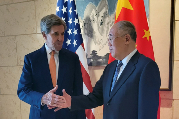 ▲존 케리(왼쪽) 미국 기후변화 특사가 17일 베이징에서 셰젠화 중국 기후변화 특별대표와 회담에 앞서 악수하고 있다. 베이징/로이터연합뉴스