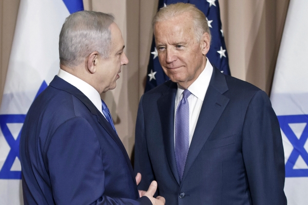 ▲조 바이든(오른쪽) 미국 대통령이 부통령이던 2016년 1월 21일 다보스포럼에서 베냐민 네타냐후 이스라엘 총리와 대화하고 있다. 다보스(스위스)/AP뉴시스
