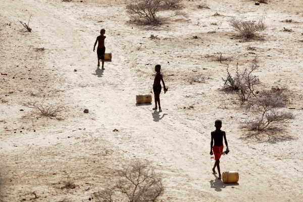 ▲2022년 10월 14일 극심한 가뭄이 찾아온 케냐 삼부루 동부에서 소년들이 은타바시 마을의 우물에서 오두막으로 돌아가고 있다.
