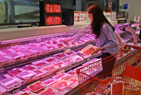 ▲고객이 롯데마트 서울역점 축상매장에서 한우 고기를 구매하고 있다. (사진제공=롯데마트)