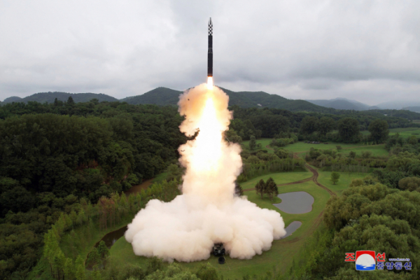▲북한이 12일 김정은 국무위원장이 참석한 가운데 신형 고체연료 대륙간탄도미사일(ICBM) 화성-18형의 시험발사를 감행했다고 13일 조선중앙통신이 보도했다. (연합뉴스)