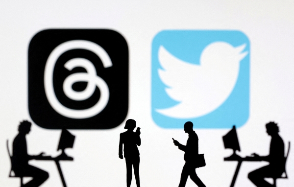 ▲인물 모형 너머로 스레드(왼쪽)와 트위터 로고가 보인다. 로이터연합뉴스
