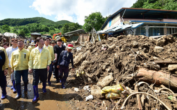▲더불어민주당 이재명 대표가 19일 경북 예천군에서 폭우 피해 시설을 보고 있다.  (연합뉴스)