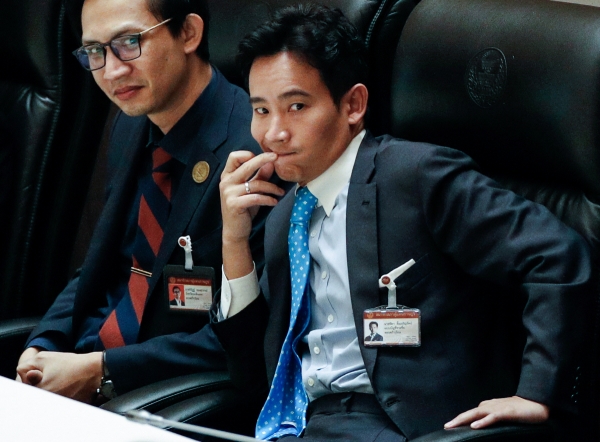 ▲피타 림짜른랏 태국 전진당 대표가 19일(현지시간) 의회 회의장에서 자신의 의원 직무정지 소식을 듣고 있다. 방콕/EPA연합뉴스
