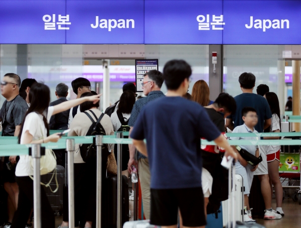 ▲20일 인천국제공항 제1터미널에서 여행객들이 일본 탑승수속을 기다리고 있다. 뉴시스
