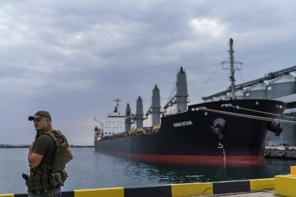 ▲우크라이나 오데사 항구에서 지난해 7월 29일 보안 요원이 경계근무를 서고 있다. 오데사(우크라이나)/AP뉴시스

