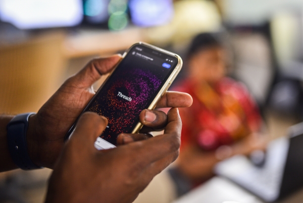 ▲7일(현지시간) 인도 첸나이의 한 회사에서 직원이 안드로이드 휴대폰으로 메타의 스레드 앱을 사용하고 있다. 첸나이(인도)/EPA연합뉴스
