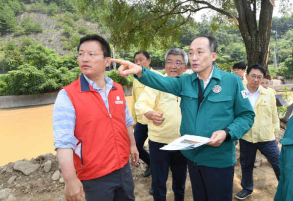 ▲추경호 경제부총리 겸 기획재정부 장관이 7월 21일 집중호우로 인한 하천 범람 피해를 입은 경북 예천 용문지구를 방문해 피해상황을 둘러보고 있다. (사진제공=기획재정부)