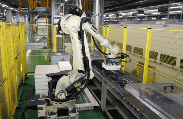 ▲양극재 광양공장에서 자동화 로봇이 도가니를 교체하는 모습. (사진제공=포스코퓨처엠)