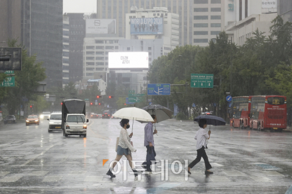 ▲서울 종로구 광화문역 일대에서 우산을 쓴 시민들이 발걸음을 재촉하고 있다. 조현호 기자 hyunho@