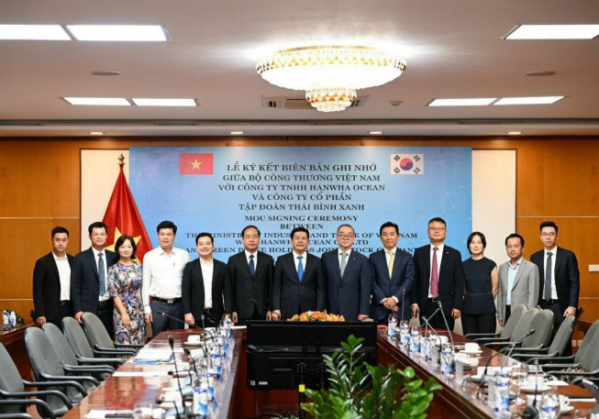 ▲한화오션은 지난 22일 베트남 하노이에서 베트남 산업무역부와 ‘베트남 인력 양성과 채용 등을 위한 포괄적 협력사업’ 업무협약(MOU)을 체결했다. (사진제공=한화오션)